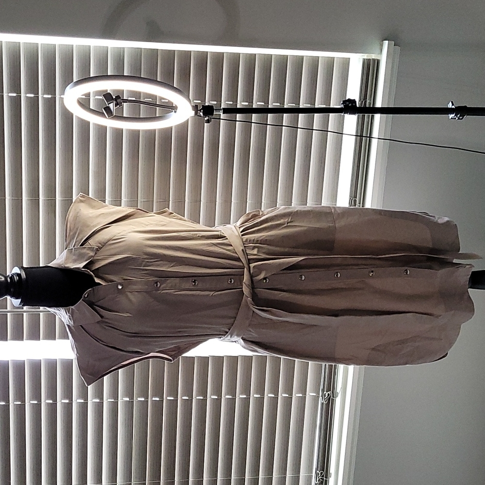 NWOT, Taupe sleeveless collar button down dress w/belt.